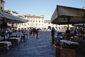 foto provincia  Lucca   Piazza dell\'Anfiteatro